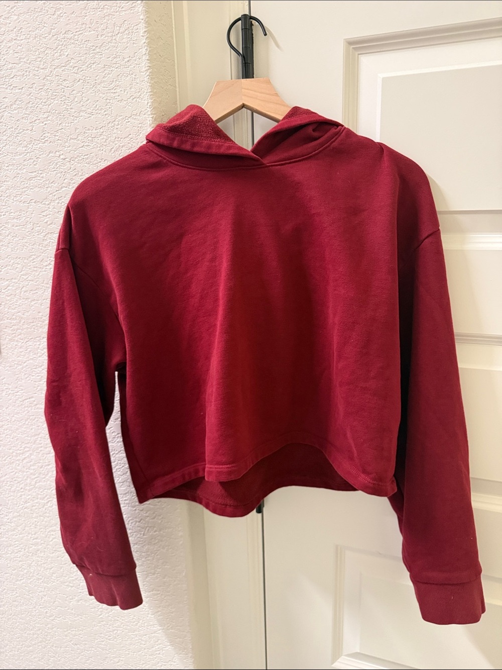 Beyond Yoga Cropped Hooded Sweater in Burgundy